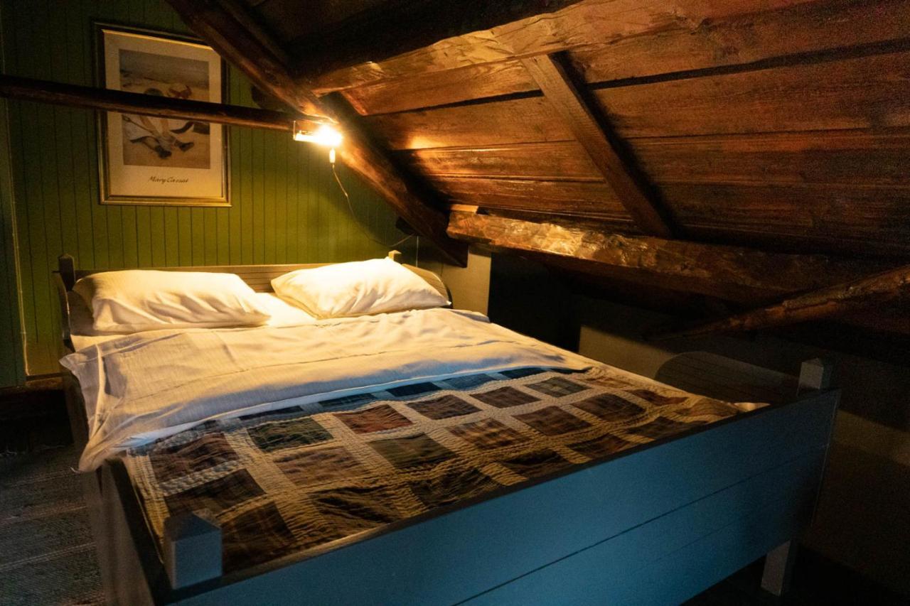 Anker Brygge Hotel Svolvaer Ngoại thất bức ảnh A bedroom in a Swiss chalet