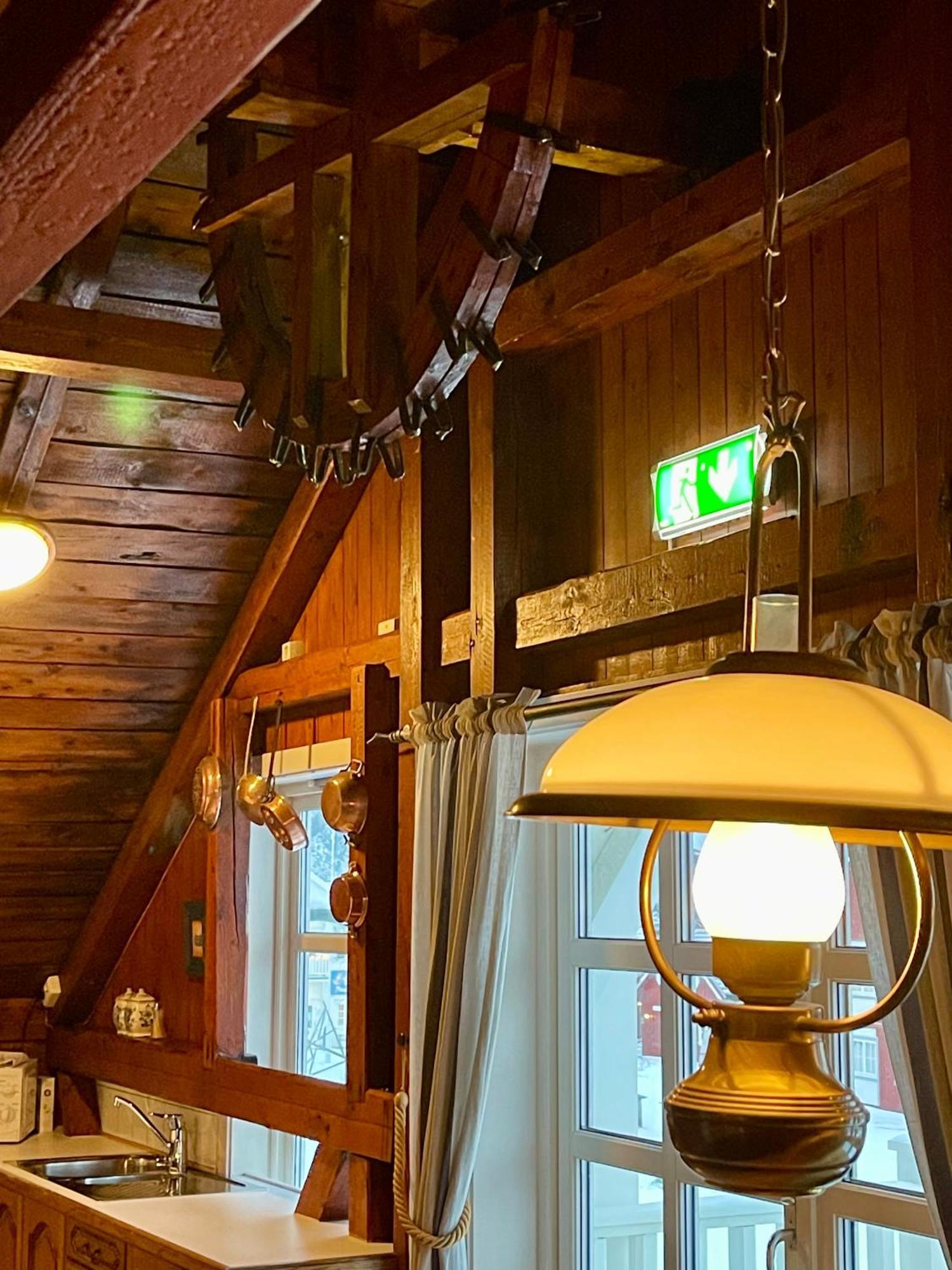 Anker Brygge Hotel Svolvaer Ngoại thất bức ảnh A green emergency exit sign in a Finnish sauna