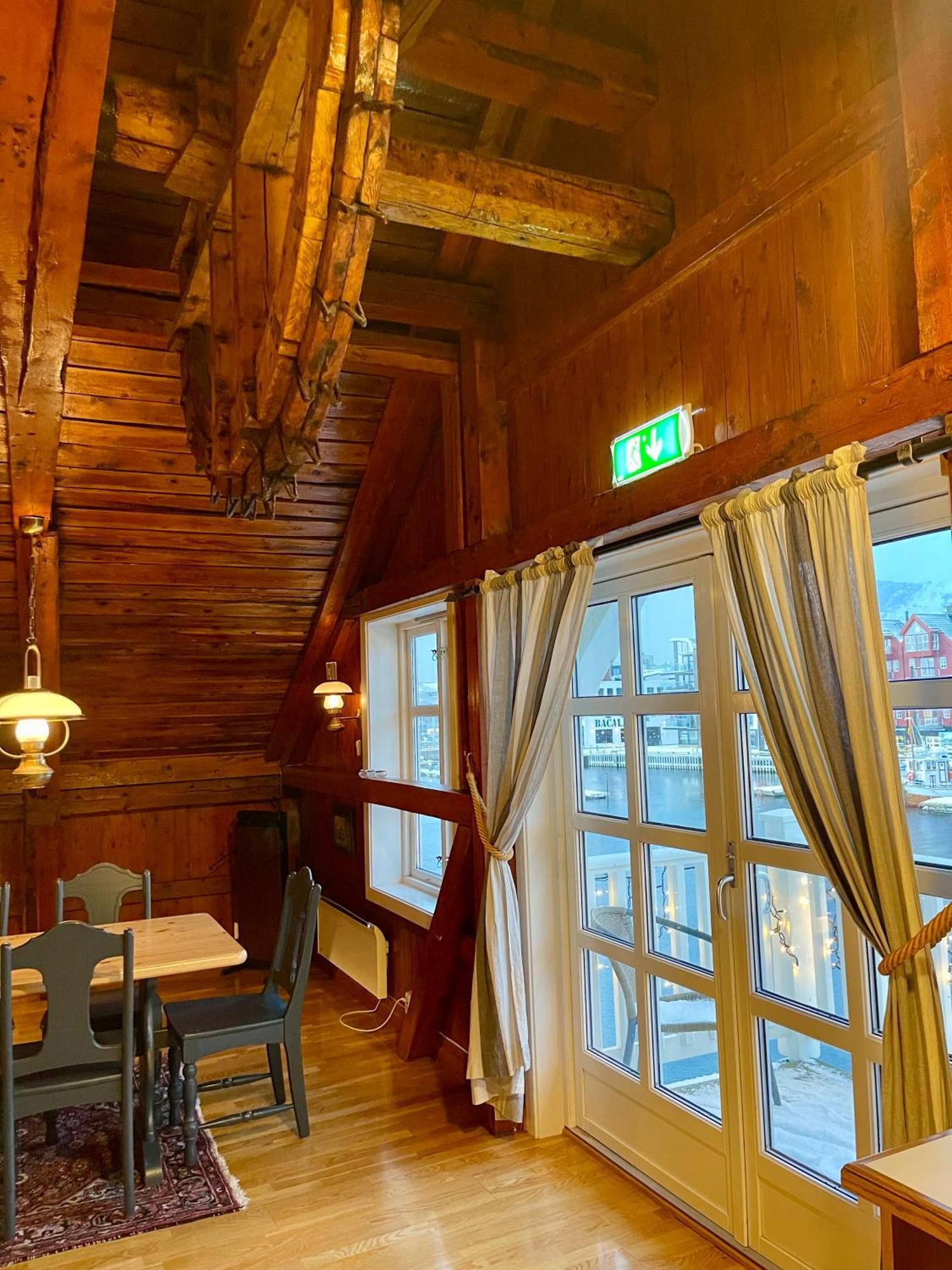Anker Brygge Hotel Svolvaer Ngoại thất bức ảnh Interior of the restaurant