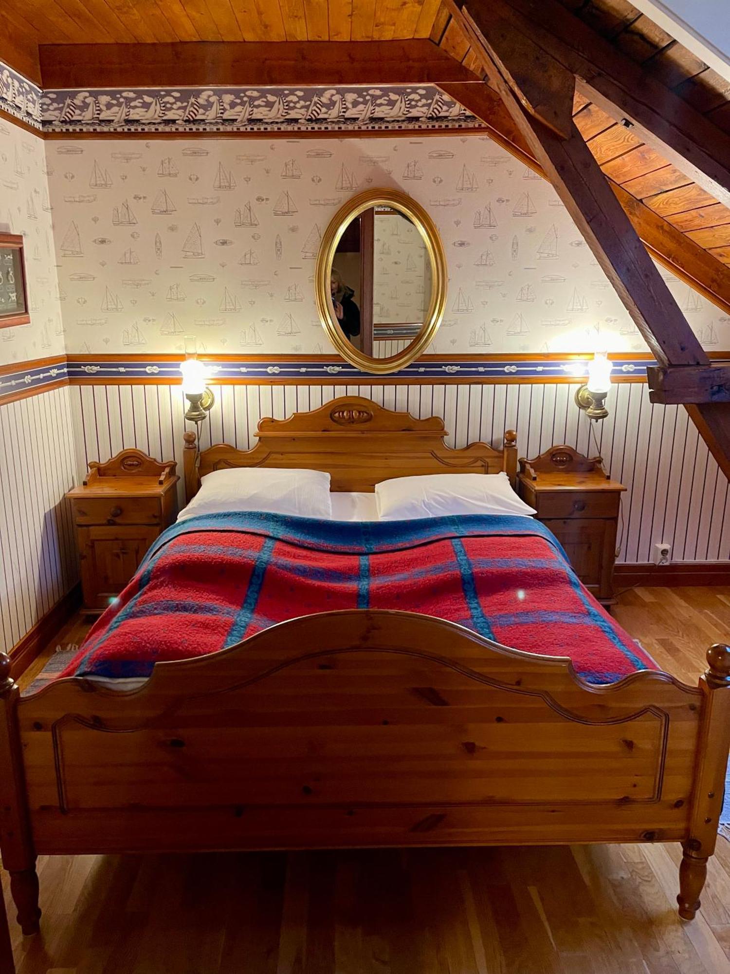 Anker Brygge Hotel Svolvaer Ngoại thất bức ảnh A bed with a tartan throw